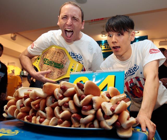Joey Chestnut and Takeru Kobayashi get ready for hot dogs!